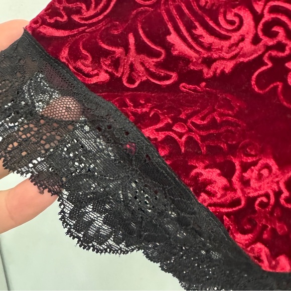 Spirit Halloween red velvet burnout cape hood black lace OS 1X vamp cosplay goth - Picture 9 of 11